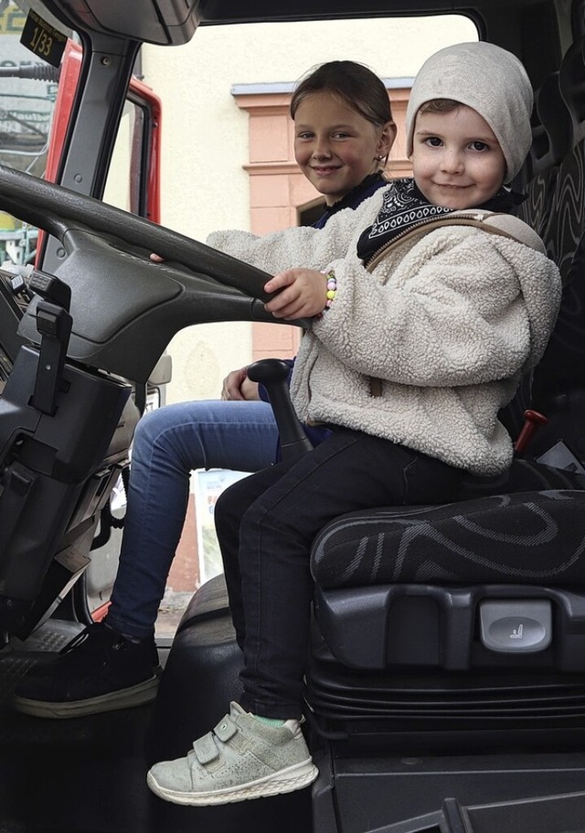 Besonders beliebt bei den Kindern ist ...hrzeug der Feuerwehr Waldshut-Tiengen.  | Foto:  Raymund Grgel