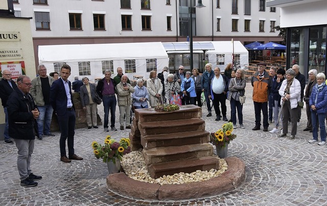 Brgermeister Raphael Walz (vorne, Zwe... dem Brunnen auf dem Scheibenbergplatz  | Foto: Andrea Steinhart