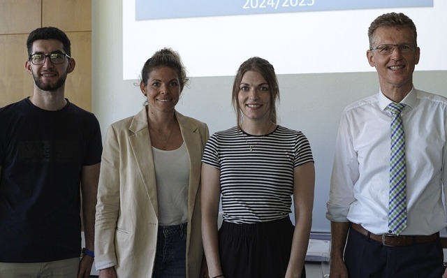 Schulleiter Andreas Thomann (rechts) f...a Jger und Silvana Fisel (von links).  | Foto: Kersten Schrder