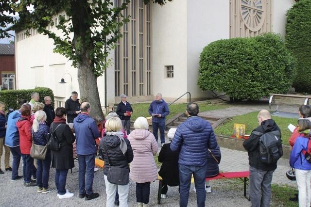 Gebete und Bitten vor der der geschlossenen Kirche