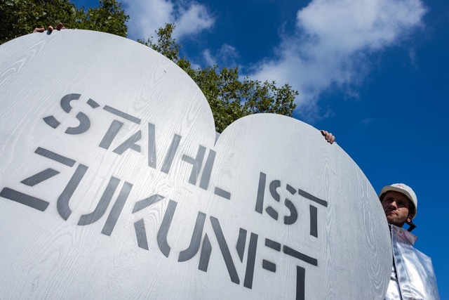 Die IG Metall sieht die Zukunft der de...e in klimaneutral hergestelltem Stahl.  | Foto: Rolf Vennenbernd/dpa