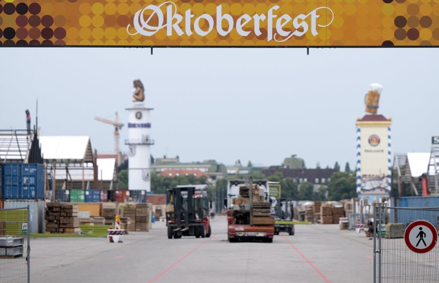 Arbeiter bauen Bierzelte fr das Oktob...enwiese auf. <Bildquelle></Bildquelle>  | Foto: Sven Hoppe (dpa)