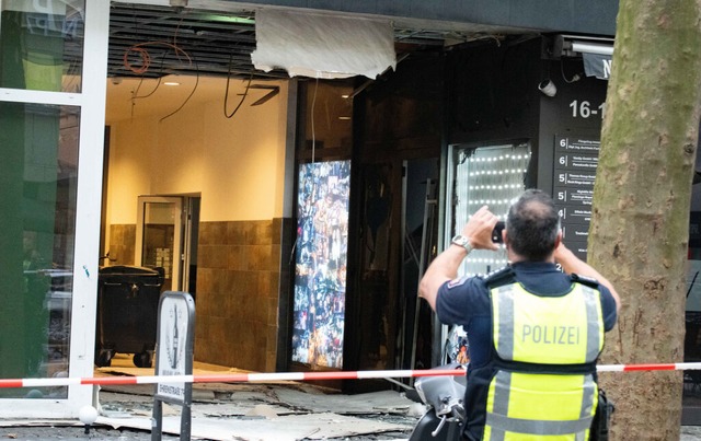 Polizeibeamte stehen nach einer Explos...zollernring. <Bildquelle></Bildquelle>  | Foto: Benjamin Westhoff (dpa)