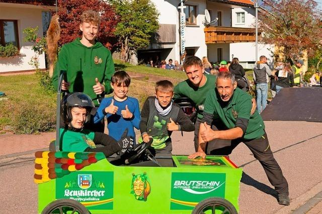 Sogar die Anwohner feiern beim Seifenkistenrennen in Grafenhausen krftig mit