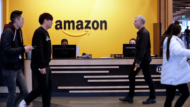 Bisher konnte man bei Amazon an zwei T...he im Homeoffice bleiben. (Archivbild)  | Foto: Elaine Thompson/AP/dpa