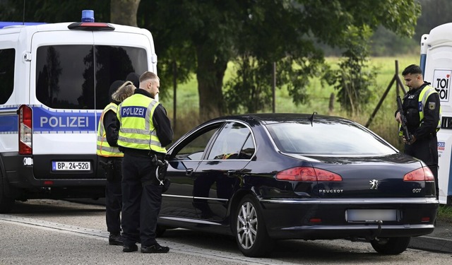 Polizisten der Bundespolizei kontrolli...enze zu Belgien einreisende Fahrzeuge.  | Foto: Roberto Pfeil (dpa)