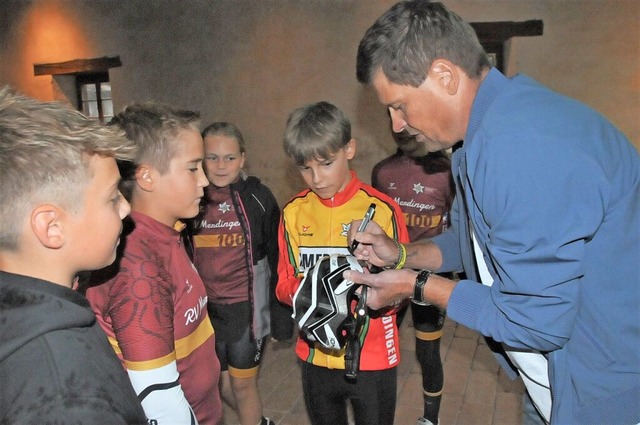 Die Autogramme von Rad-Star Jan Ullrich waren gefragt.  | Foto: Sebastian Ehret