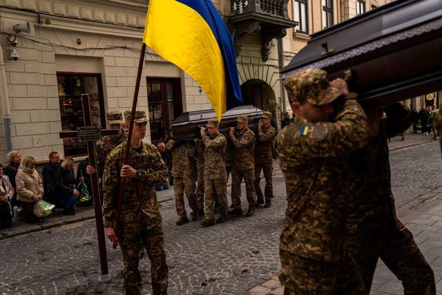 Beerdigungen von toten Soldaten sind i...aine an der Tagesordnung. (Archivbild)  | Foto: Francisco Seco/AP