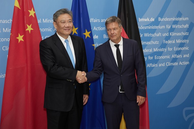 Wirtschaftsminister Robert Habeck (r) ...Handelsminister Wang Wentao in Berlin.  | Foto: Joerg Carstensen/dpa