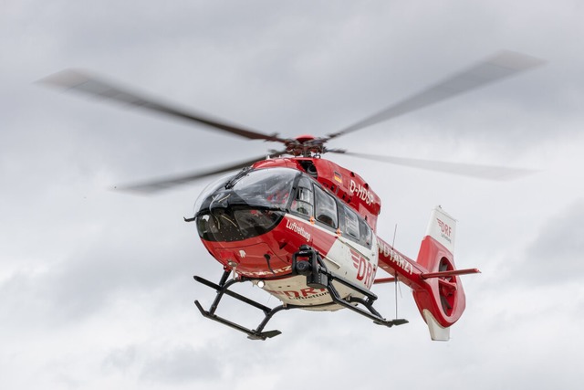 Mit einem Rettungshubschrauber wurde die Fahrerein verlegt.  | Foto: Daniel Karmann (dpa)