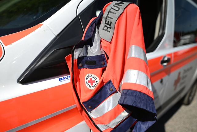 Der Motorradfahrer wurde zur Behandlung ins Krankenhaus gebracht.  | Foto: Patrick Seeger (dpa)