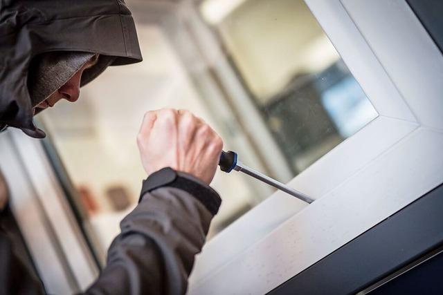 Einbrecher stehlen Geld und eine Halskette aus einer Wohnung in Lrrach