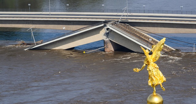 Die Elbe in Dresden an der eingestrzten Carolabrcke<Bildquelle></Bildquelle>  | Foto: Robert Michael (dpa)