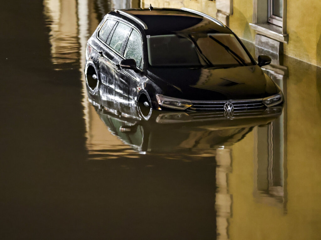 sterreich, St. Plten: In St. Plten in Niedersterreich steht ein Auto nach Regenfllen im Hochwasser.