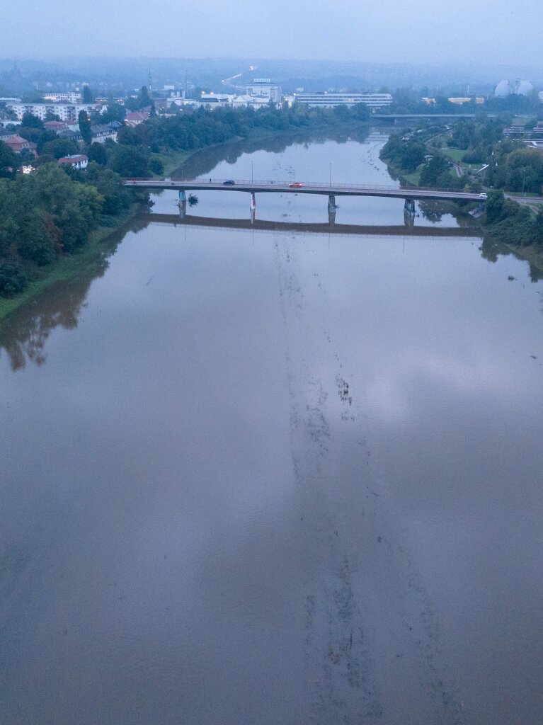 Dresden: Das Hochwasser der Elbe in der Flutrinne zwischen den Dresdner Stadtteilen Kaditz und Mickten