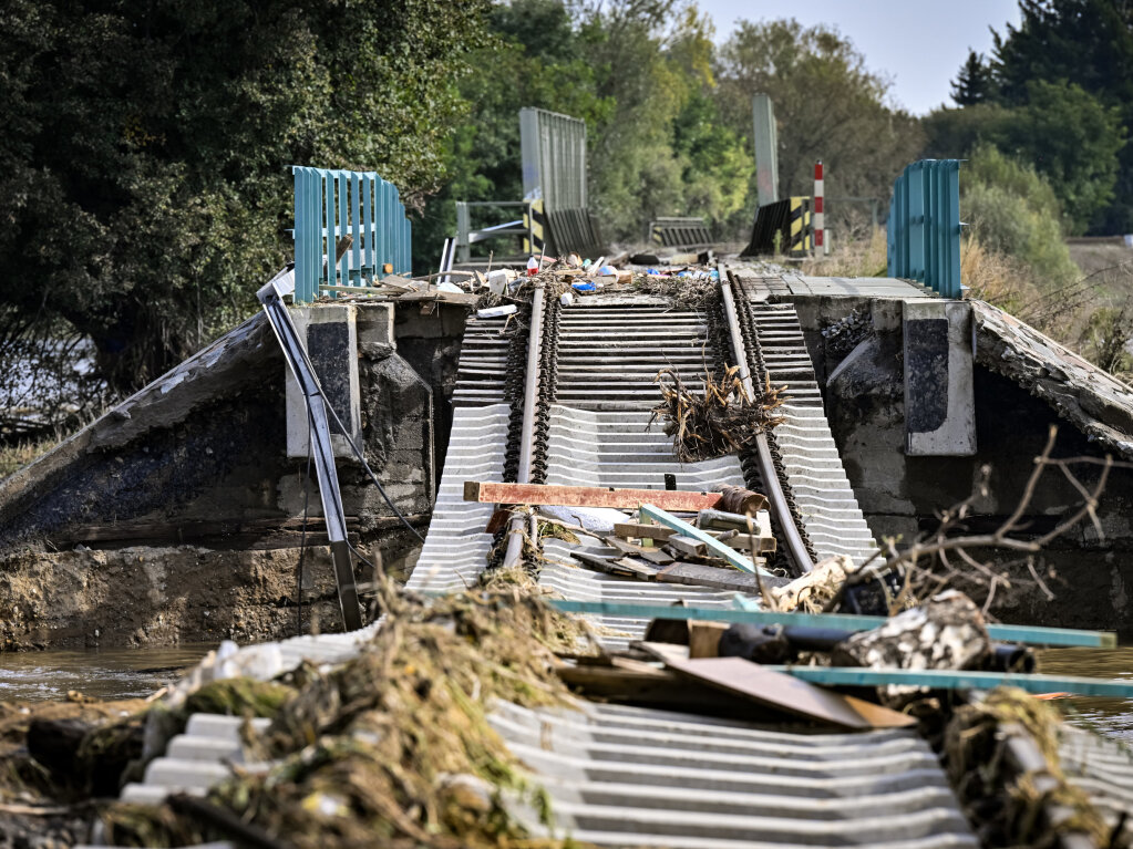 Tschechien, Troppau (Opava): Der Grund unter einer Bahnschiene wurde bei den extremen Regenfllen weggesplt.