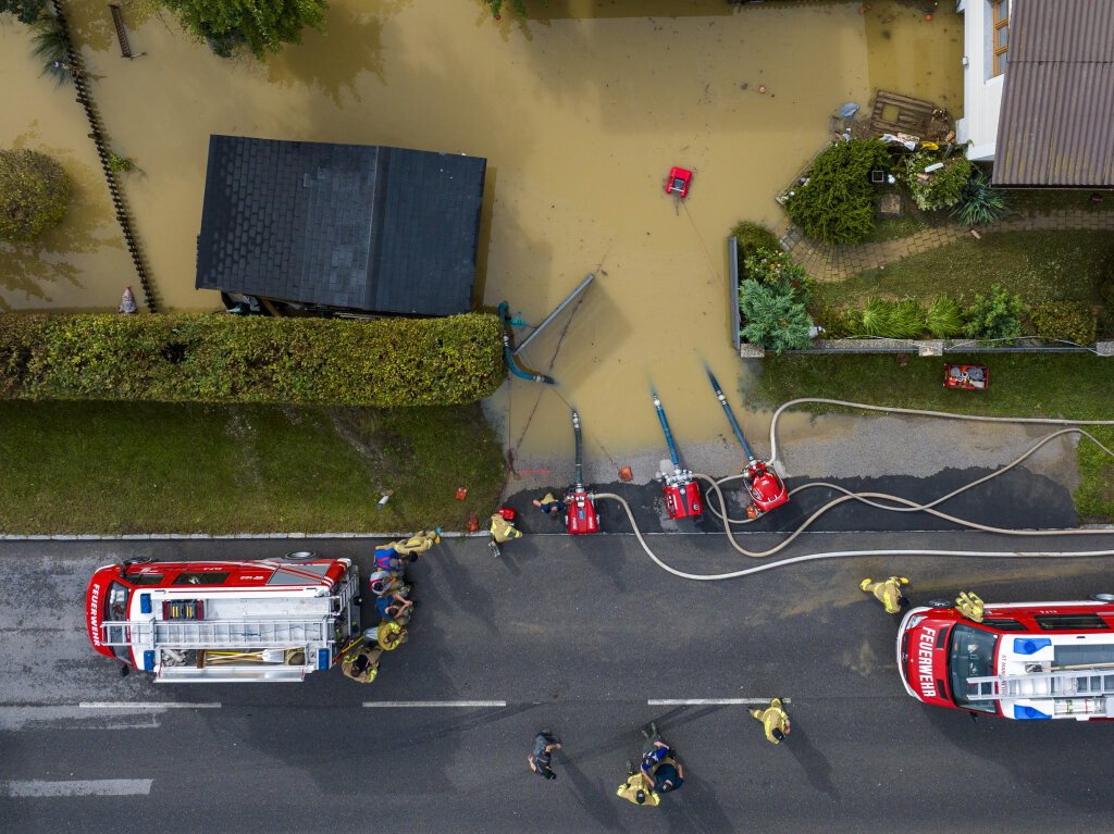 sterreich, Kapelln: Feuerwehrleute pumpen im niedersterreichischen Ort Kapelln Wasser aus Grten und Feldern ab.