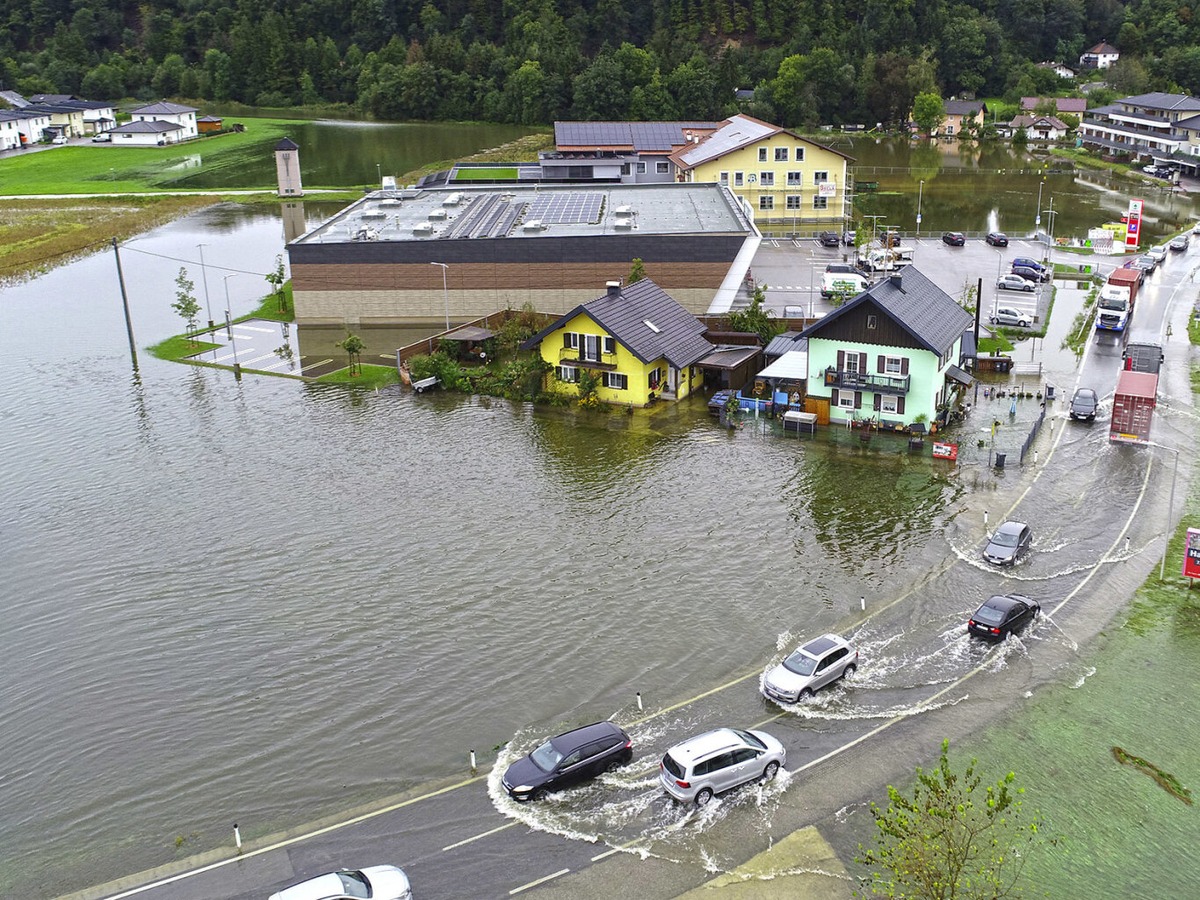 sterreich, Uttendorf: Der von berschwemmungen betroffene Ort Uttendorf im Bezirk Braunau (Obersterreich).