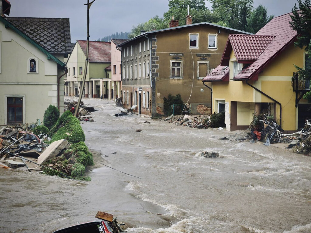 Polen, Nysa: Dieses von der staatlichen Feuerwehr Polens via AP zur Verfgung gestellte Foto zeigt eine berflutete Strae.