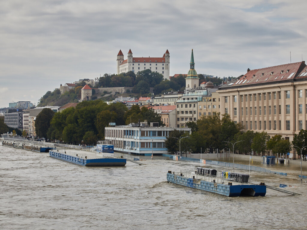 Slowakei, Bratislava: Die bergelaufene Donau im Stadtzentrum, mit der Burg von Bratislava im Hintergrund.