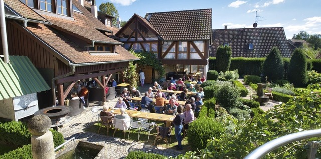 Bei schnstem Wetter genossen die zahl...fee und Kuchen im Garten des Anwesens.  | Foto: Birgit-Cathrin Duval