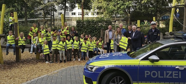 Symbolische bergabe der Warnwesten im Schulhof der Georg-Monsch-Schule   | Foto: Ralf Burgmaier