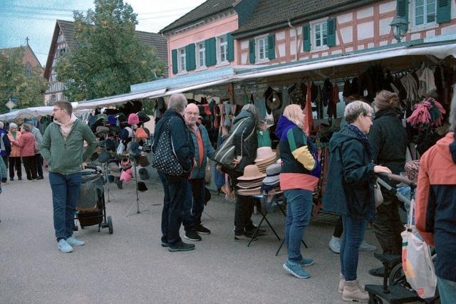 Viele altbekannte Hndler bieten auf dem Eichstetter Jahrmarkt ihre Waren an