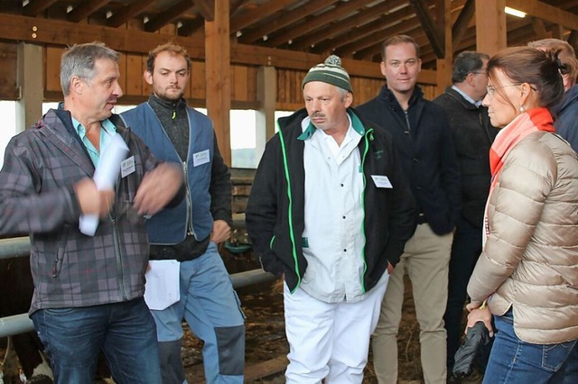 Philipp Laufer (Bildmittte) fhrt ber seinen Hof.  | Foto: Christa Maier