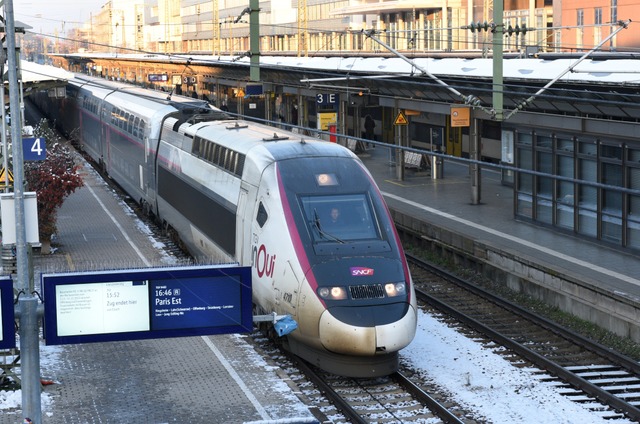 Ein TGV hlt in Freiburg.  | Foto: Rita Eggstein