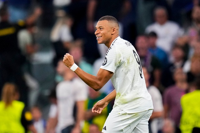 Kylian Mbapp&eacute; trifft bei seinem... Real Madrid in der K&ouml;nigsklasse.  | Foto: Manu Fernandez/AP/dpa