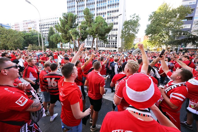 Die Fans des VfB Stuttgart feiern die ...auf die K&ouml;nigsklassen-B&uuml;hne.  | Foto: Jan Woitas/dpa