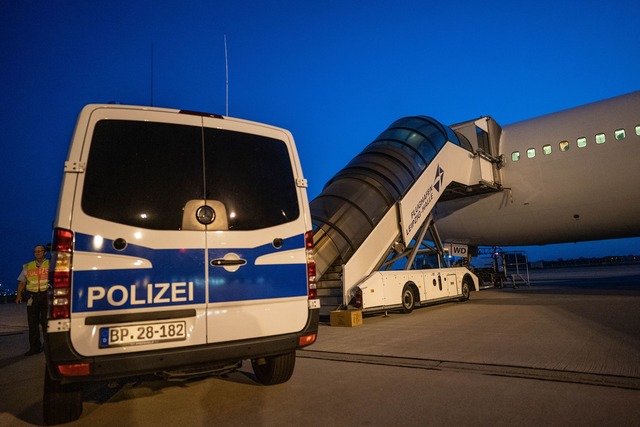 Hunderte Syrer und Afghanen k&ouml;nnten abgeschoben werden. (Symbolbild)  | Foto: Michael Kappeler/dpa