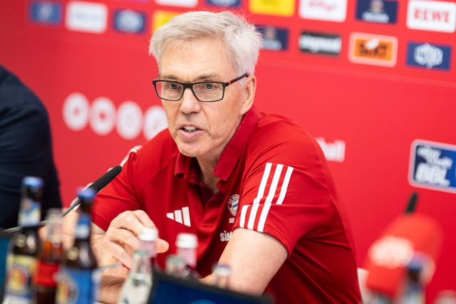 Gordon Herbert geht mit den Bayern-Basketballern als Favorit in die neue Saison.  | Foto: Lukas Barth/dpa