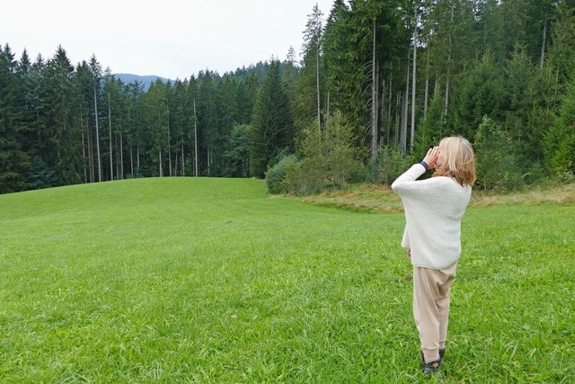 Eva-Maria Jacober ruft ber eine Weide bei Breitnau.  | Foto: Sophie Radix