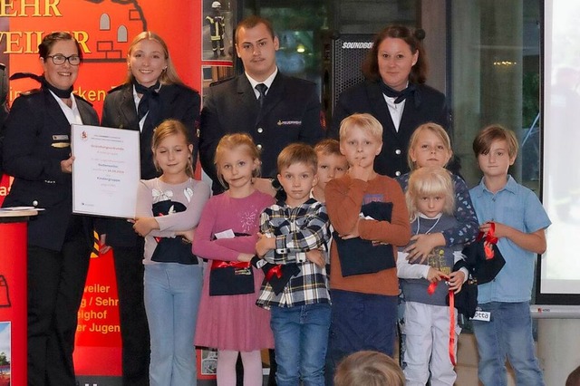 Shirt mit Schleife: Die ersten Mdchen...hr eigenes Feuerwehr-T-Shirt erhalten.  | Foto: Volker Mnch