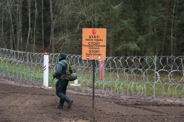 &#8222;Halt - Staatsgrenze&#8220; steh...rei Sprachen an der Grenze zu Belarus.  | Foto: Alexander Welscher (dpa)