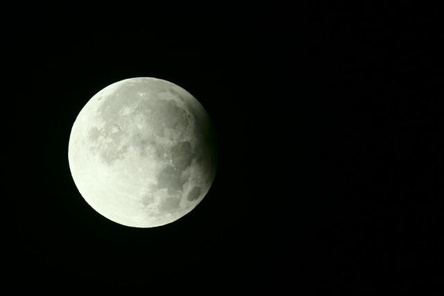 Mond bot am Nachthimmel ein doppeltes Schauspiel