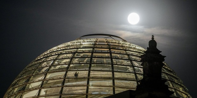 Der Vollmond leuchtet hell ber der Ku...agsgebudes. <Bildquelle></Bildquelle>  | Foto: Kay Nietfeld (dpa)