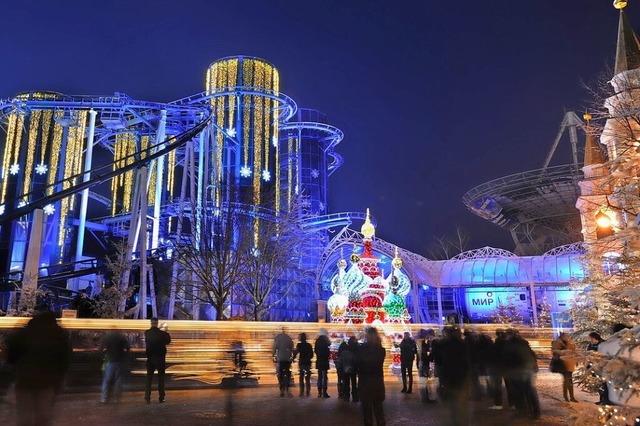 Wer mchte, kann mit seinem Dinner-Tic...lich-dekorierten Europa-Park besuchen.  | Foto: Europa-Park