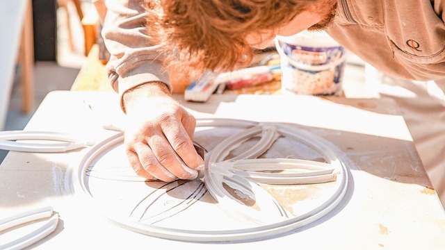 Handwerklich arbeiten mit Stuck ...  | Foto: Kreishandwerkerschaft Freiburg