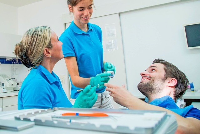 &#8230; eine duale Ausbildung?  Letztere bietet viele Mglichkeiten.  | Foto: Christin Klose (dpa)