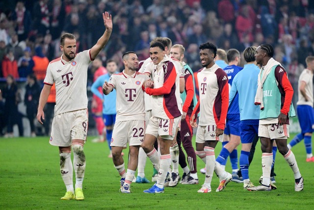 Harry Kane (l) jubelt als Mann des Abends.  | Foto: Peter Kneffel/dpa