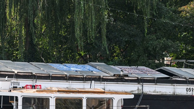 Bei einem Partyboot auf der Berliner Spree ist ein Metalldach eingest&uuml;rzt.  | Foto: Jens Kalaene/dpa