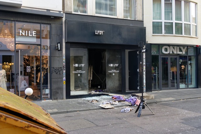 Scherben und Kleidungstcke liegen vor...ion gegeben. <Bildquelle></Bildquelle>  | Foto: Henning Kaiser (dpa)