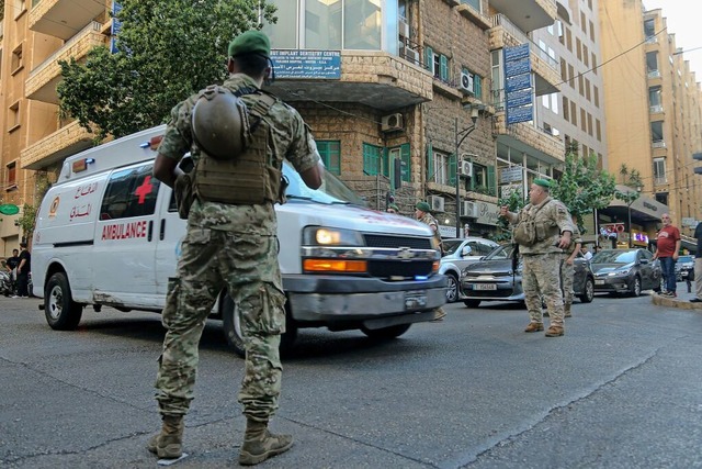 Soldaten der libanesischen Armee siche...ren zeitgleich Hunderte Funkempfnger.  | Foto: Marwan Naamani (dpa)