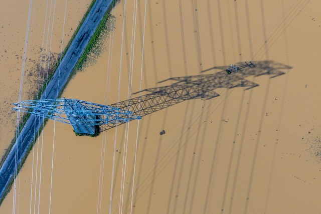 In &Ouml;sterreich entspannt sich die Hochwasser-Lage nur langsam.  | Foto: Christoph Reichwein/dpa