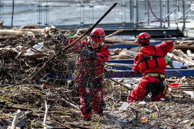 In Tschechien haben die Aufr&auml;umarbeiten nach dem Hochwasser begonnen.  | Foto: Tane&egrave;ek David/CTK/dpa