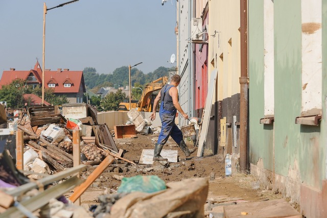 Auch in Polen beginnt das gro&szlig;e ...l;umen nach den &Uuml;berschwemmungen.  | Foto: Michal Meissner/PAP/dpa