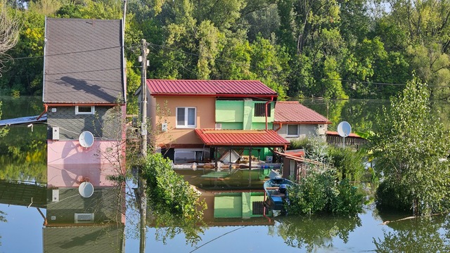 In der Slowakei ist das Hochwasser noch nicht &uuml;berstanden.  | Foto: Milan Drozd/TASR/dpa