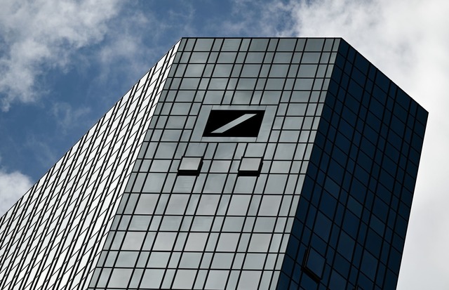 Die Deutsche Bank investiert in Beratu...zlig;t kleinere Filialen (Archivfoto).  | Foto: Arne Dedert/dpa